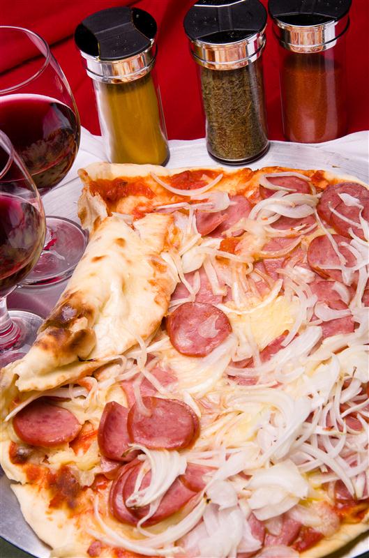 Pizza enrolada de calabresa com mussarela