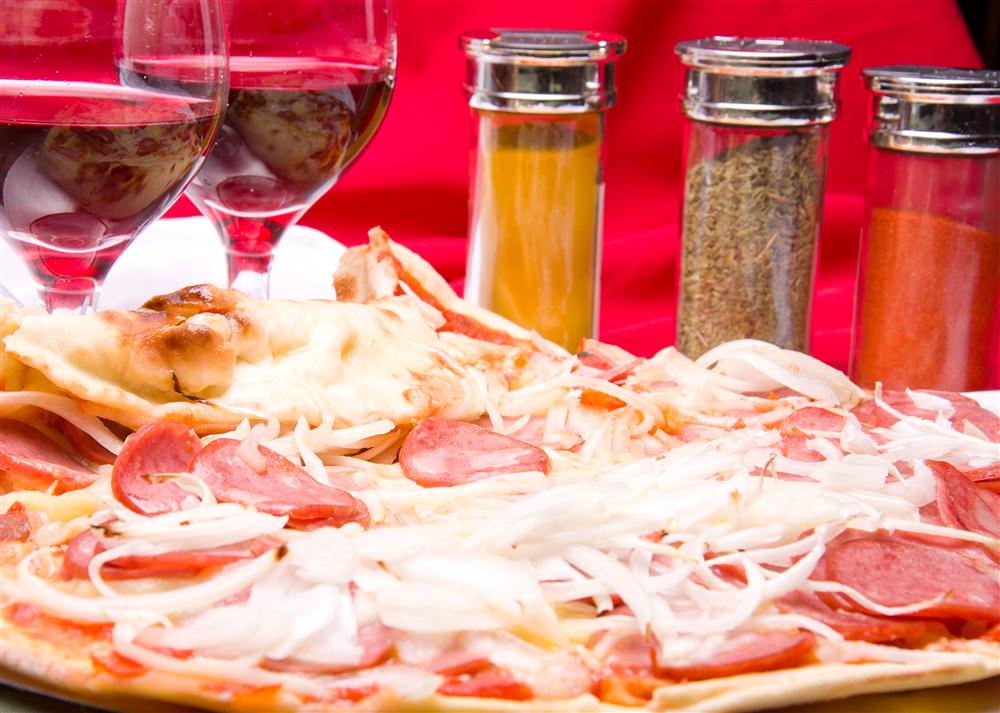 Pizza enrolada de calabresa com mussarela - Imagem 4