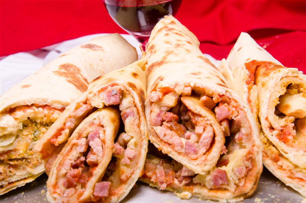 Pizza enrolada de bacon com mussarela