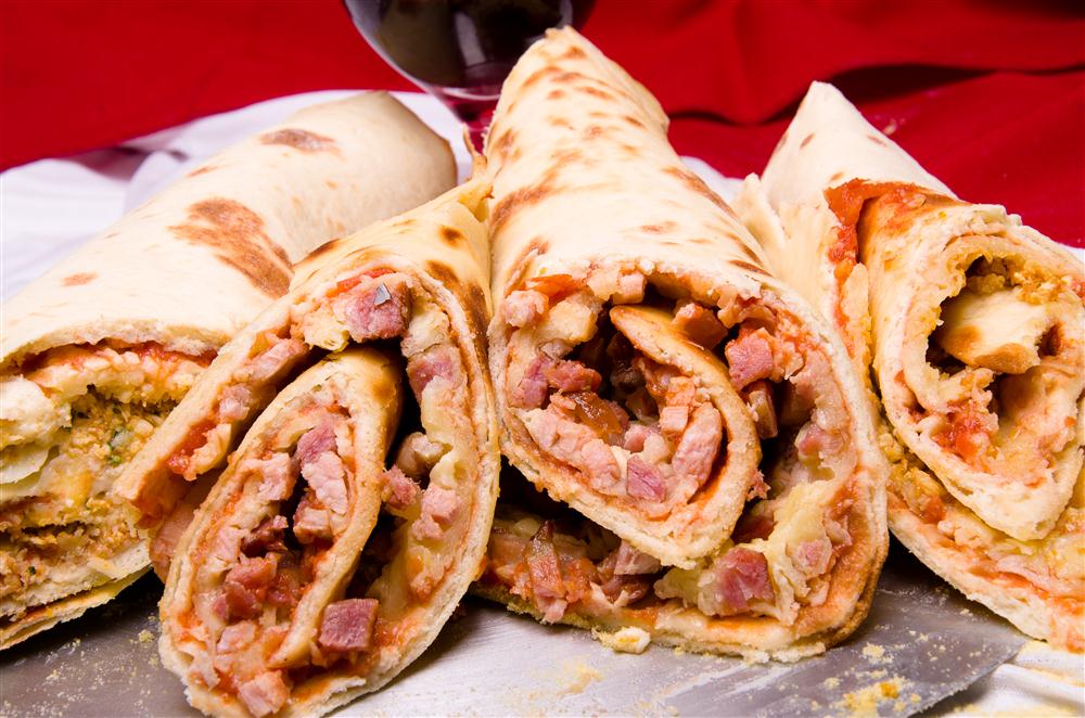 Pizza enrolada de bacon com mussarela - Imagem 4