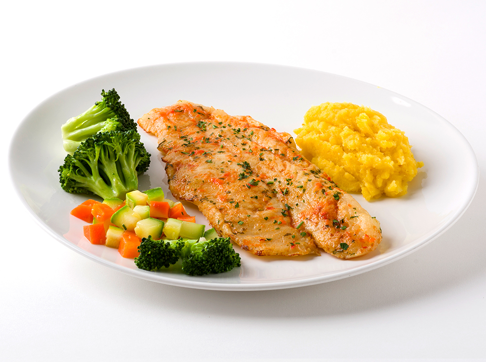 Filé de tilapia com mix de legumes e purê de mandioquinha