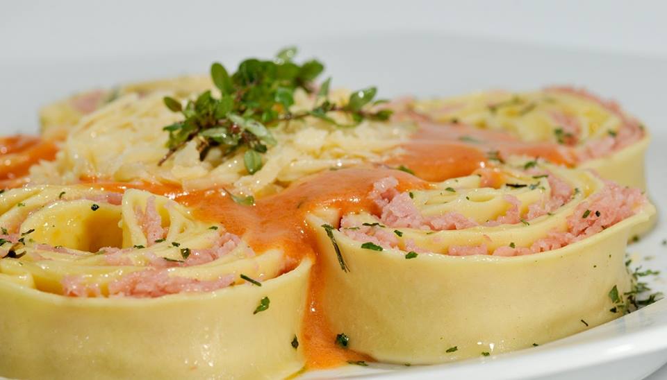 Rondeli de queijo e presunto ao sugo