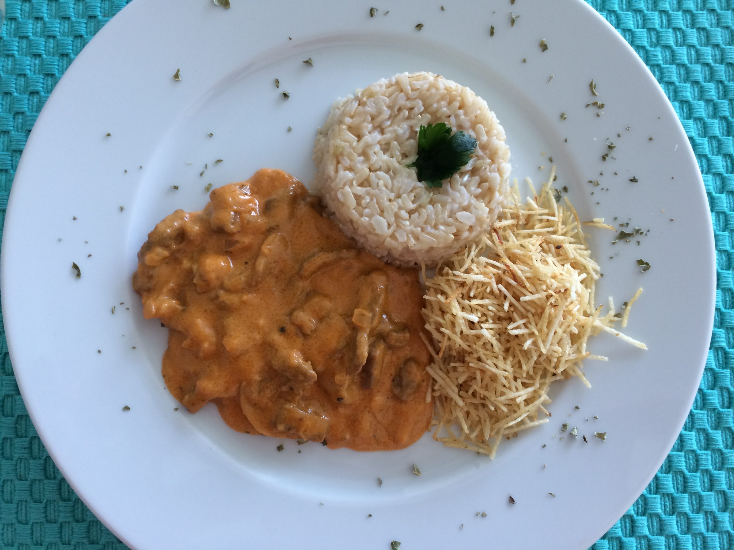 Estrogonofe de Carne com Arroz integral e batata doce Soutê