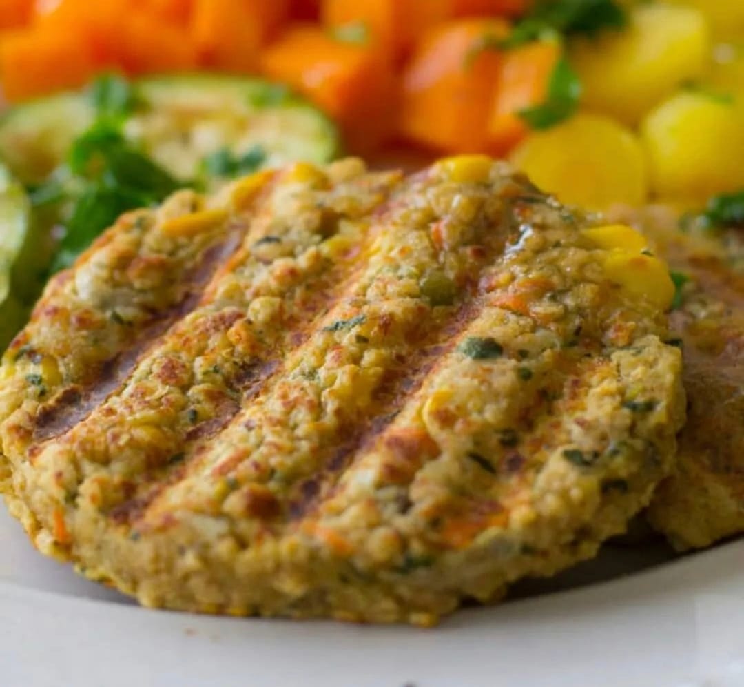 Hambúrguer de legumes com arroz e mix de legumes