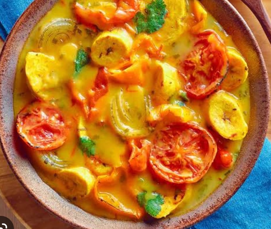Moqueca de banana terra com arroz branco e farofa