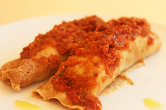 Panqueca integral de frango e molho tomate